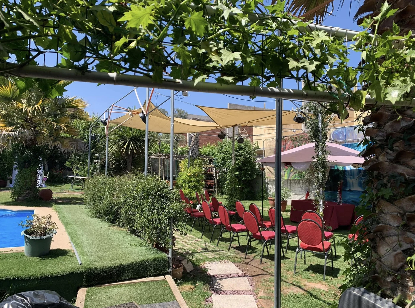 Jardín y montaje exterior de Rincón de los Tíos