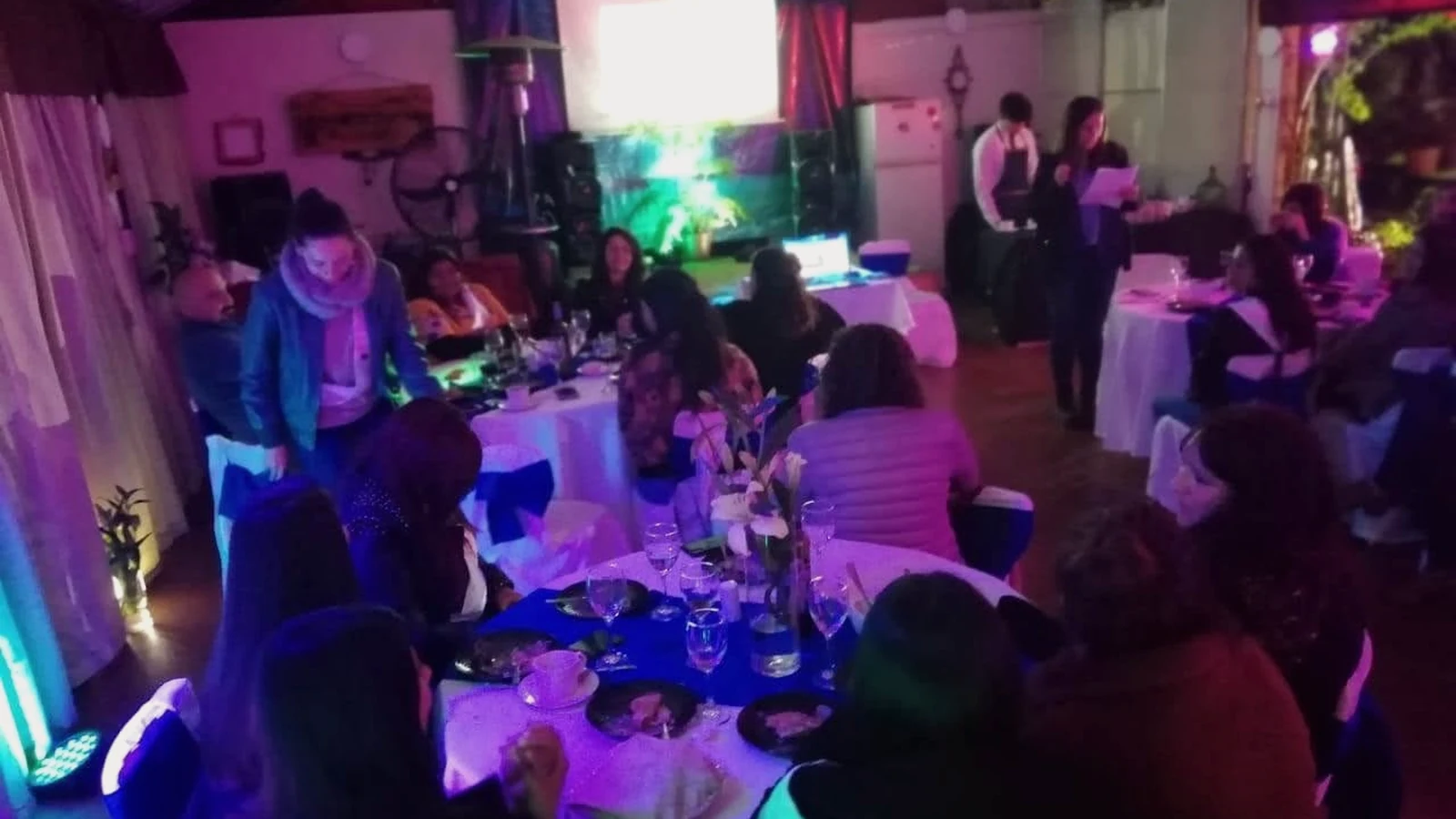 Personas reunidas durante una celebración en Rincón de los Tíos