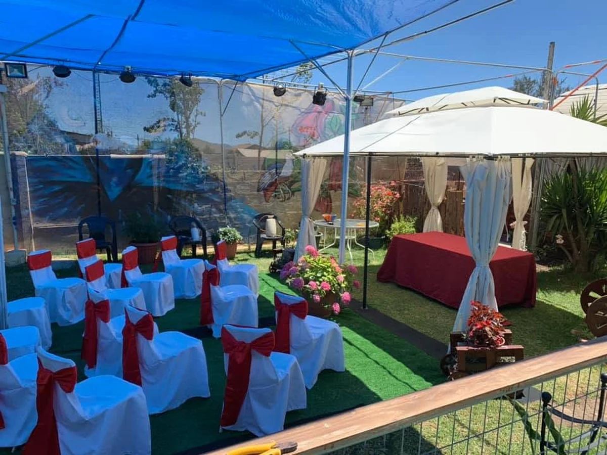Montaje exterior con sillas para una ceremonia