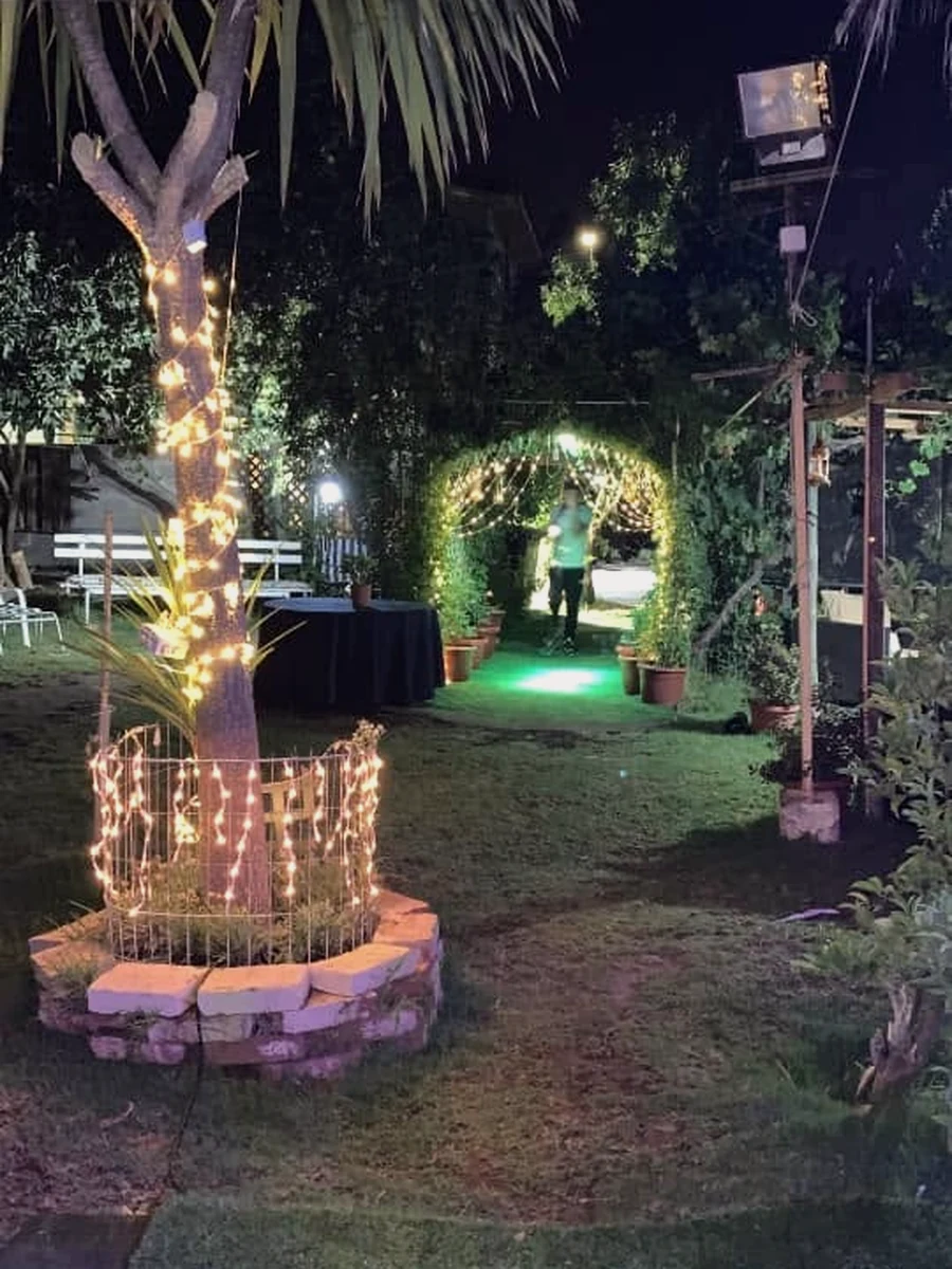 Jardín de Rincón de los Tíos iluminado por la noche