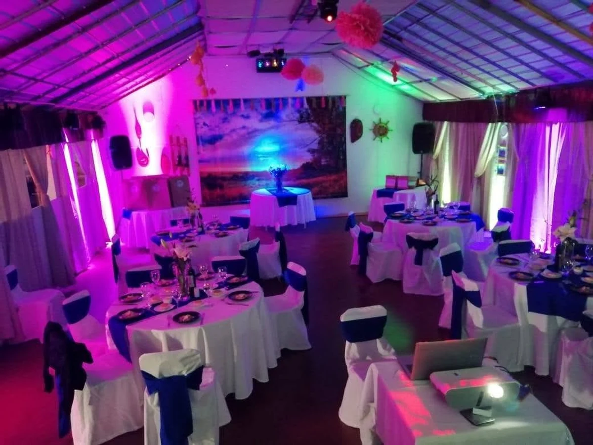 Montaje de mesas con iluminación de fiesta