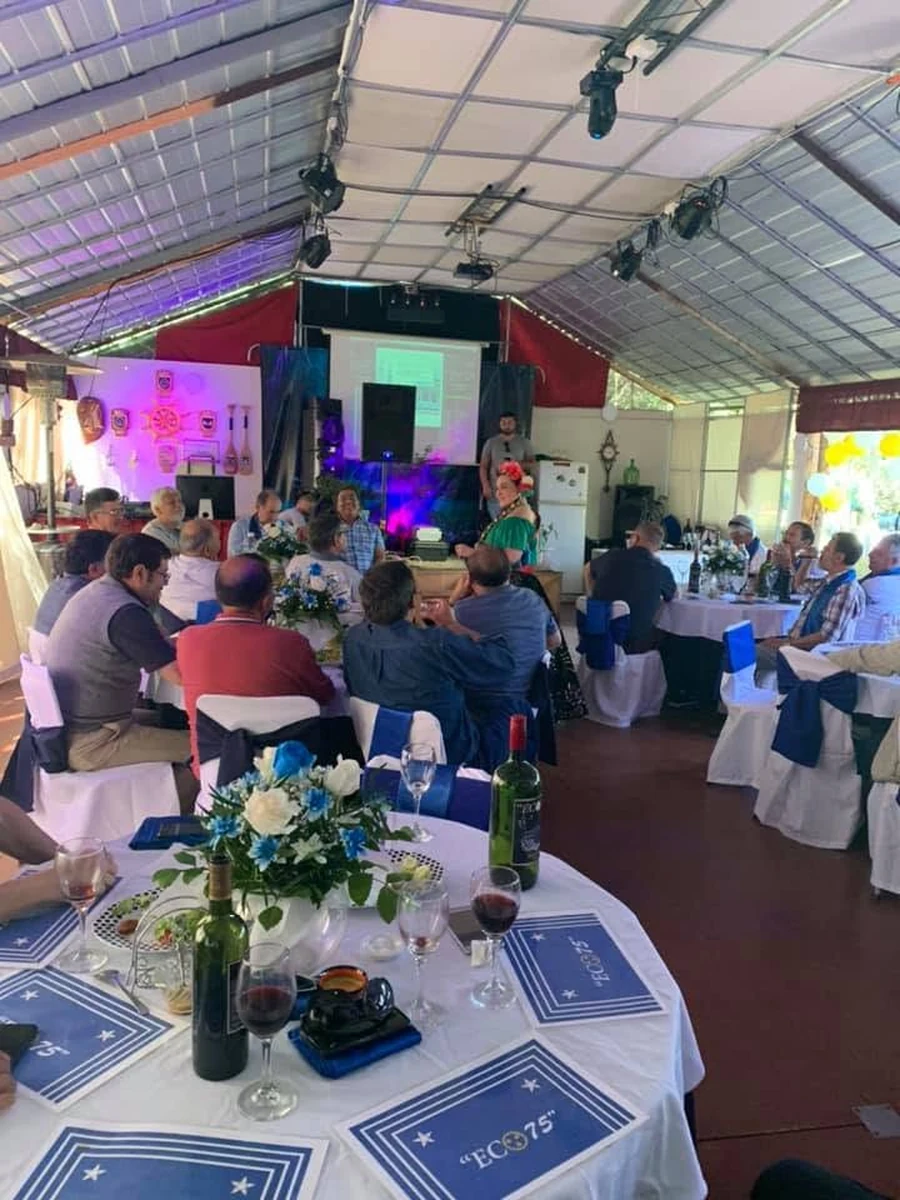 Invitados durante una celebración en el salón