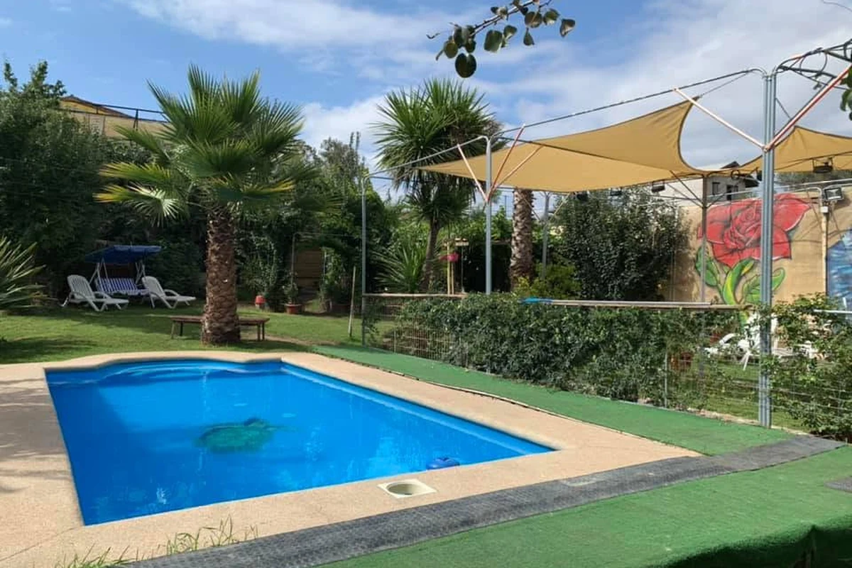 Piscina y áreas verdes
