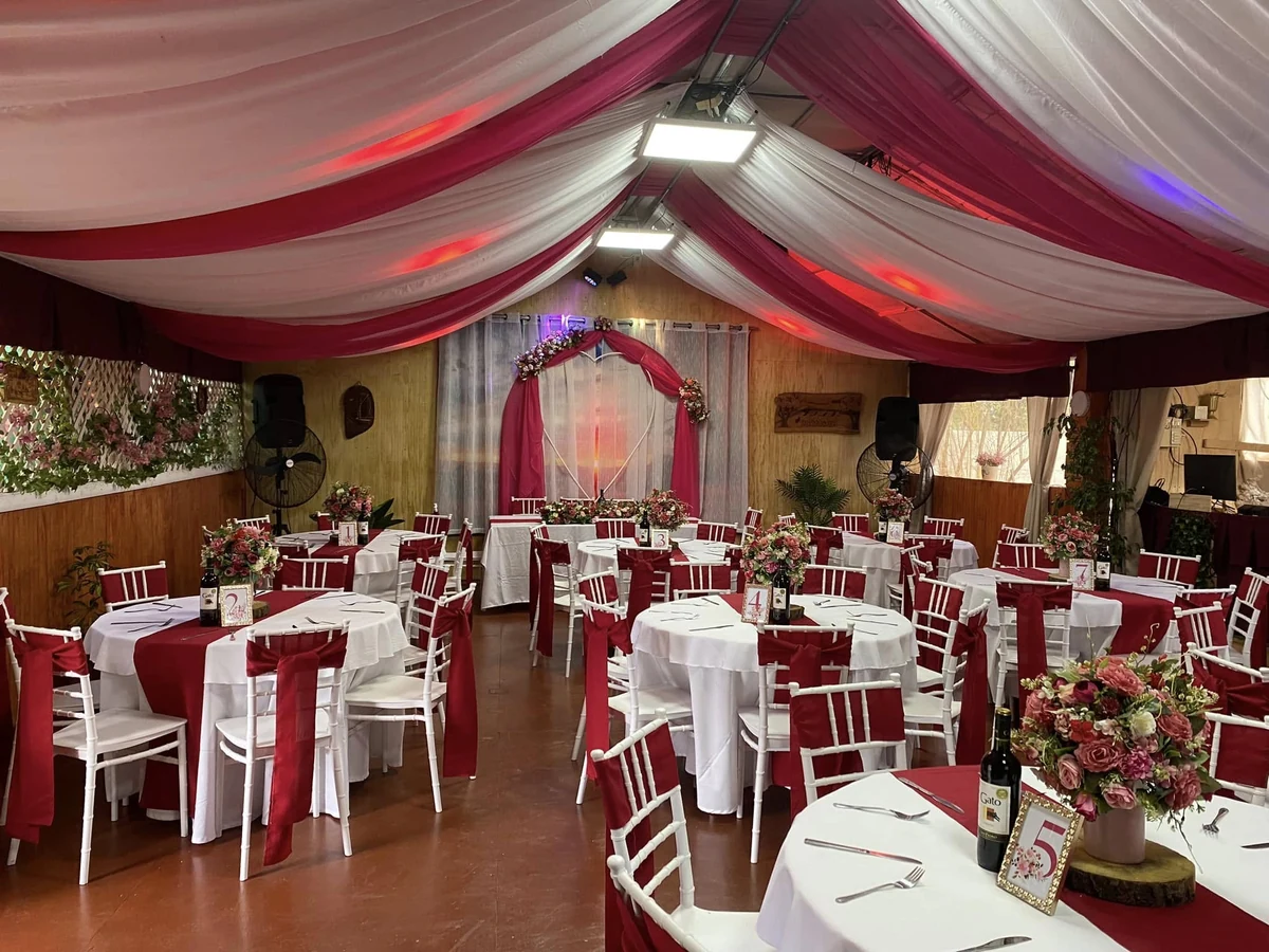 Salón preparado con mesas y flores
