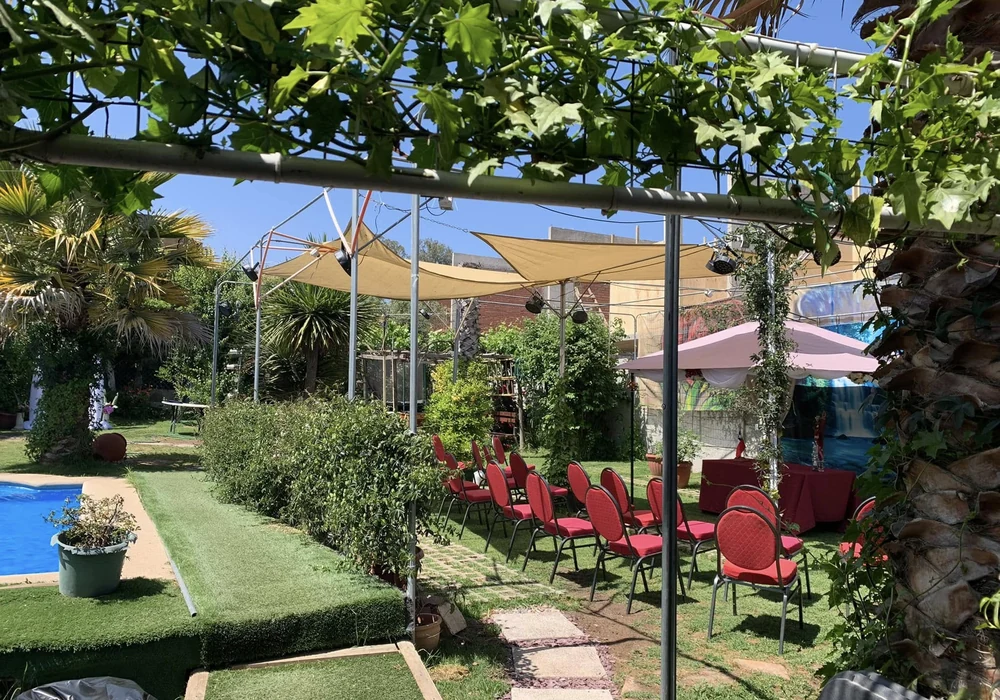 Jardín y montaje exterior del recinto