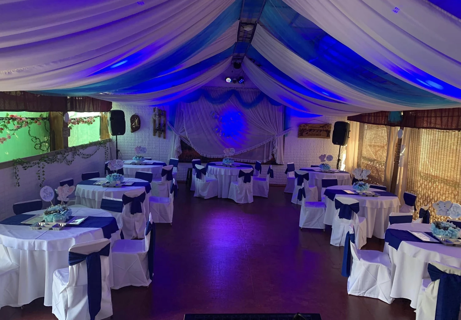 Salón interior preparado para una celebración